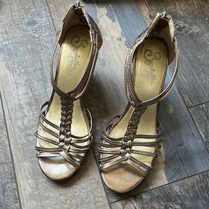 (8.5) Seychelles Silver Gold Braided Stacked Heels with Zippered Backs